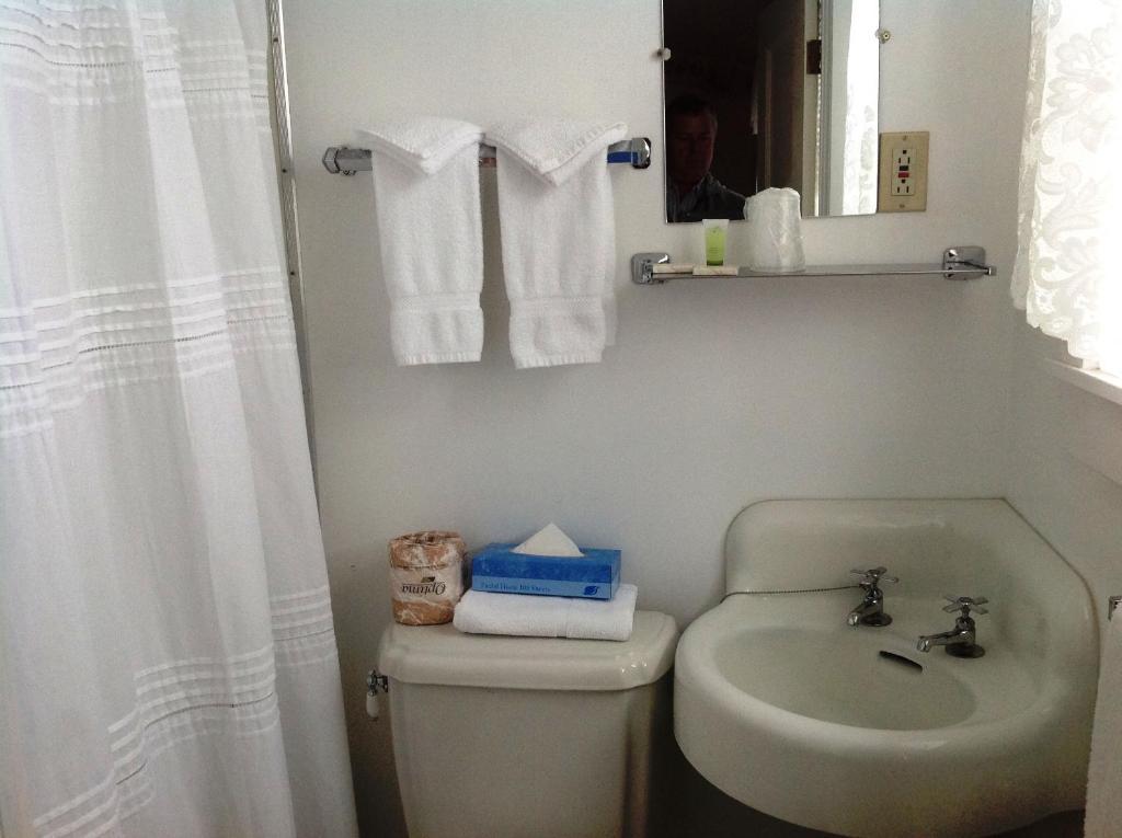 Bridgeport Inn Room photo